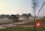 Standbild militärische LKW-Konvoi Vietnam, 1969, aus Sekunde 50 historischem Filmmaterial Videoclip 65675037301