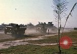 Standbild militärische LKW-Konvoi Vietnam, 1969, aus Sekunde 51 historischem Filmmaterial Videoclip 65675037301