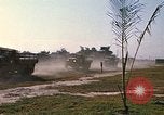 Standbild militärische LKW-Konvoi Vietnam, 1969, aus Sekunde 52 historischem Filmmaterial Videoclip 65675037301