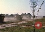 Standbild militärische LKW-Konvoi Vietnam, 1969, aus Sekunde 53 historischem Filmmaterial Videoclip 65675037301
