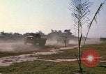 Standbild militärische LKW-Konvoi Vietnam, 1969, aus Sekunde 54 historischem Filmmaterial Videoclip 65675037301