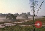 Standbild militärische LKW-Konvoi Vietnam, 1969, aus Sekunde 55 historischem Filmmaterial Videoclip 65675037301