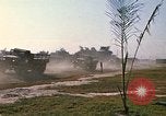 Standbild militärische LKW-Konvoi Vietnam, 1969, aus Sekunde 56 historischem Filmmaterial Videoclip 65675037301