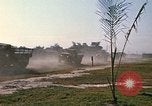 Standbild militärische LKW-Konvoi Vietnam, 1969, aus Sekunde 57 historischem Filmmaterial Videoclip 65675037301