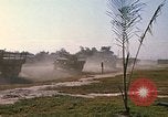 Standbild militärische LKW-Konvoi Vietnam, 1969, aus Sekunde 58 historischem Filmmaterial Videoclip 65675037301