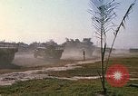 Standbild militärische LKW-Konvoi Vietnam, 1969, aus Sekunde 59 historischem Filmmaterial Videoclip 65675037301