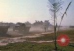 Standbild militärische LKW-Konvoi Vietnam, 1969, aus Sekunde 60 historischem Filmmaterial Videoclip 65675037301