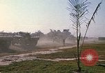Standbild militärische LKW-Konvoi Vietnam, 1969, aus Sekunde 61 historischem Filmmaterial Videoclip 65675037301
