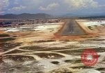 Standbild Landung von Flugzeugen Vietnam, 1967, aus Sekunde 24 historischem Filmmaterial Videoclip 65675037302