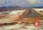 Standbild Landung von Flugzeugen Vietnam, 1967, aus Sekunde 29 historischem Filmmaterial Videoclip 65675037302