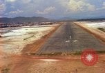 Standbild Landung von Flugzeugen Vietnam, 1967, aus Sekunde 32 historischem Filmmaterial Videoclip 65675037302