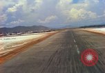 Standbild Landung von Flugzeugen Vietnam, 1967, aus Sekunde 38 historischem Filmmaterial Videoclip 65675037302