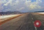 Standbild Landung von Flugzeugen Vietnam, 1967, aus Sekunde 39 historischem Filmmaterial Videoclip 65675037302