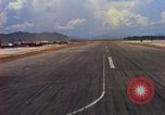 Standbild Landung von Flugzeugen Vietnam, 1967, aus Sekunde 51 historischem Filmmaterial Videoclip 65675037302