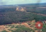 Standbild Flugzeuge landen Vietnam, 1967, aus Sekunde 5 historischem Filmmaterial Videoclip 65675037303