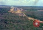 Standbild Flugzeuge landen Vietnam, 1967, aus Sekunde 8 historischem Filmmaterial Videoclip 65675037303