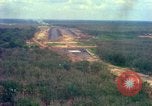 Standbild Flugzeuge landen Vietnam, 1967, aus Sekunde 10 historischem Filmmaterial Videoclip 65675037303