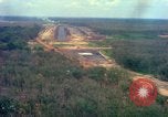 Standbild Flugzeuge landen Vietnam, 1967, aus Sekunde 11 historischem Filmmaterial Videoclip 65675037303