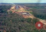 Standbild Flugzeuge landen Vietnam, 1967, aus Sekunde 12 historischem Filmmaterial Videoclip 65675037303