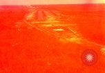 Standbild Flugzeuge landen Vietnam, 1967, aus Sekunde 13 historischem Filmmaterial Videoclip 65675037303