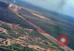 Standbild Flugzeuge landen Vietnam, 1967, aus Sekunde 14 historischem Filmmaterial Videoclip 65675037303