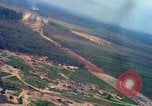 Standbild Flugzeuge landen Vietnam, 1967, aus Sekunde 15 historischem Filmmaterial Videoclip 65675037303