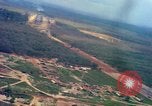 Standbild Flugzeuge landen Vietnam, 1967, aus Sekunde 16 historischem Filmmaterial Videoclip 65675037303