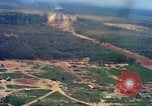 Standbild Flugzeuge landen Vietnam, 1967, aus Sekunde 18 historischem Filmmaterial Videoclip 65675037303