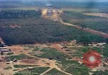 Standbild Flugzeuge landen Vietnam, 1967, aus Sekunde 19 historischem Filmmaterial Videoclip 65675037303