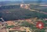 Standbild Flugzeuge landen Vietnam, 1967, aus Sekunde 20 historischem Filmmaterial Videoclip 65675037303