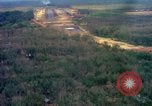 Standbild Flugzeuge landen Vietnam, 1967, aus Sekunde 26 historischem Filmmaterial Videoclip 65675037303