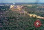 Standbild Flugzeuge landen Vietnam, 1967, aus Sekunde 27 historischem Filmmaterial Videoclip 65675037303
