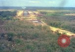 Standbild Flugzeuge landen Vietnam, 1967, aus Sekunde 28 historischem Filmmaterial Videoclip 65675037303