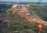 Standbild Flugzeuge landen Vietnam, 1967, aus Sekunde 29 historischem Filmmaterial Videoclip 65675037303