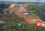 Standbild Flugzeuge landen Vietnam, 1967, aus Sekunde 30 historischem Filmmaterial Videoclip 65675037303