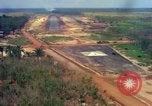 Standbild Flugzeuge landen Vietnam, 1967, aus Sekunde 32 historischem Filmmaterial Videoclip 65675037303