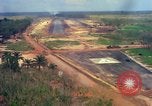 Standbild Flugzeuge landen Vietnam, 1967, aus Sekunde 33 historischem Filmmaterial Videoclip 65675037303