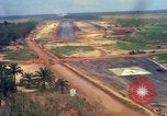 Standbild Flugzeuge landen Vietnam, 1967, aus Sekunde 34 historischem Filmmaterial Videoclip 65675037303