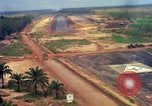 Standbild Flugzeuge landen Vietnam, 1967, aus Sekunde 35 historischem Filmmaterial Videoclip 65675037303