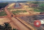 Standbild Flugzeuge landen Vietnam, 1967, aus Sekunde 36 historischem Filmmaterial Videoclip 65675037303