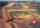 Standbild Flugzeuge landen Vietnam, 1967, aus Sekunde 38 historischem Filmmaterial Videoclip 65675037303