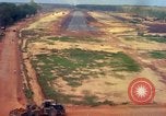 Standbild Flugzeuge landen Vietnam, 1967, aus Sekunde 39 historischem Filmmaterial Videoclip 65675037303