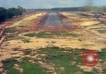 Standbild Flugzeuge landen Vietnam, 1967, aus Sekunde 41 historischem Filmmaterial Videoclip 65675037303