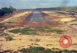 Standbild Flugzeuge landen Vietnam, 1967, aus Sekunde 42 historischem Filmmaterial Videoclip 65675037303