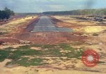 Standbild Flugzeuge landen Vietnam, 1967, aus Sekunde 43 historischem Filmmaterial Videoclip 65675037303