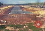 Standbild Flugzeuge landen Vietnam, 1967, aus Sekunde 44 historischem Filmmaterial Videoclip 65675037303