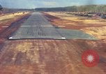 Standbild Flugzeuge landen Vietnam, 1967, aus Sekunde 45 historischem Filmmaterial Videoclip 65675037303