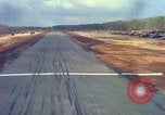 Standbild Flugzeuge landen Vietnam, 1967, aus Sekunde 47 historischem Filmmaterial Videoclip 65675037303