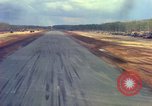 Standbild Flugzeuge landen Vietnam, 1967, aus Sekunde 48 historischem Filmmaterial Videoclip 65675037303