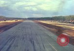 Standbild Flugzeuge landen Vietnam, 1967, aus Sekunde 49 historischem Filmmaterial Videoclip 65675037303